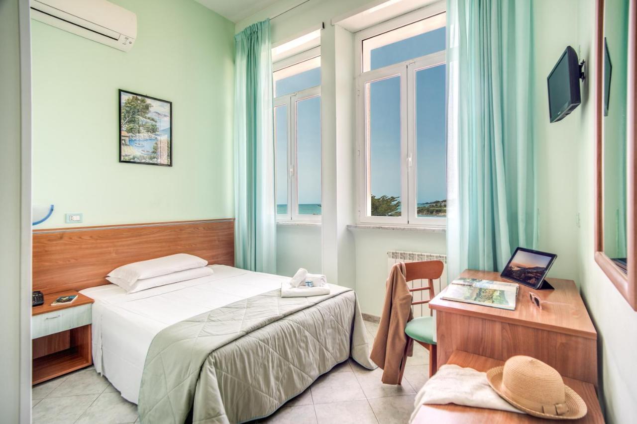 Villa Mg Hotel Santa Marinella Bagian luar foto