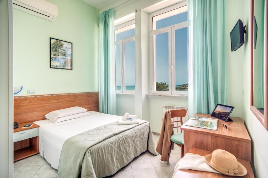 Villa Mg Hotel Santa Marinella Bagian luar foto